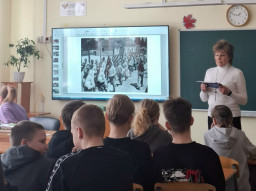 Патриотический час &laquo;Нам жить и помнить&raquo;