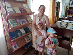 «Всей семьёй у книжной полки» «Всей семьёй у книжной полки»